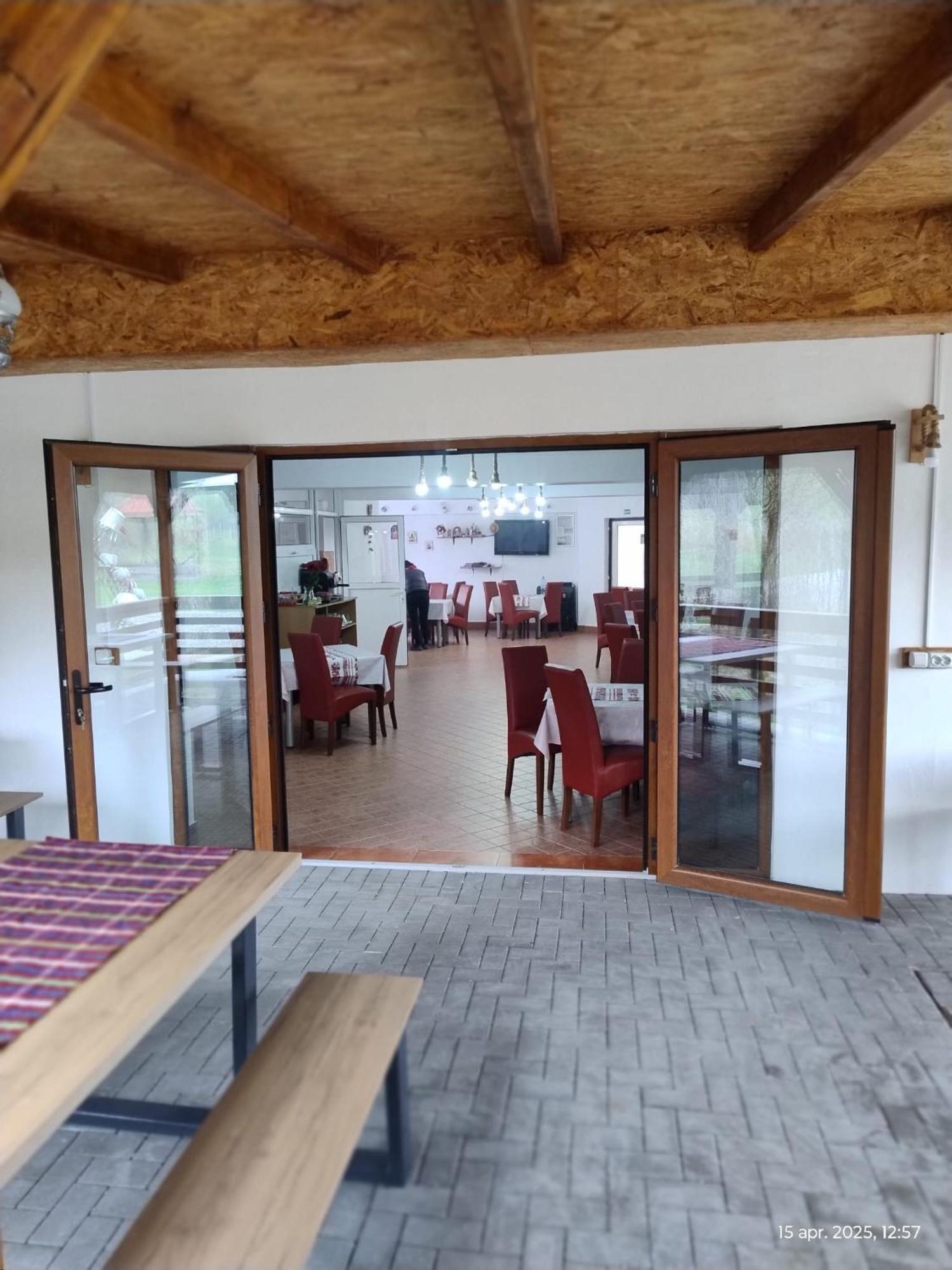 Cris & Mona Hotel Săpînţa Екстериор снимка